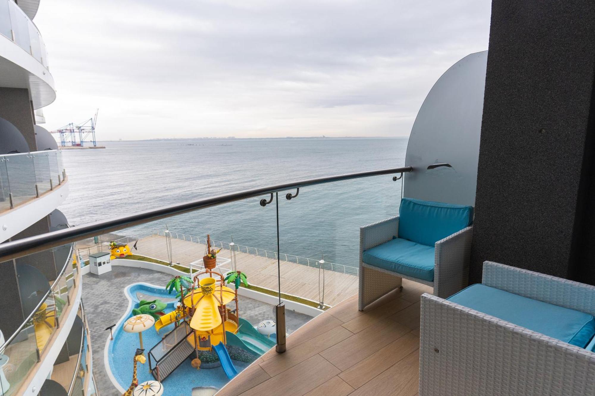 Nemo Hotel Resort & Spa Odessa Værelse billede Balcony of a Family Villa