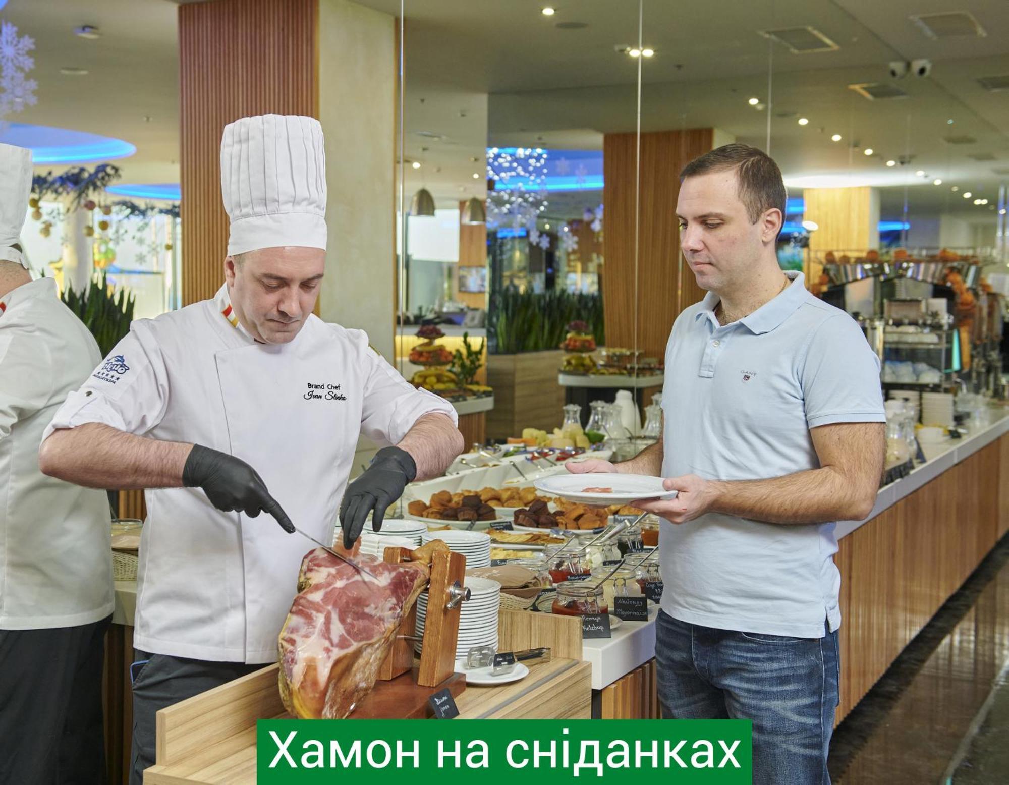Nemo Hotel Resort & Spa Odessa Eksteriør billede A ham being carved